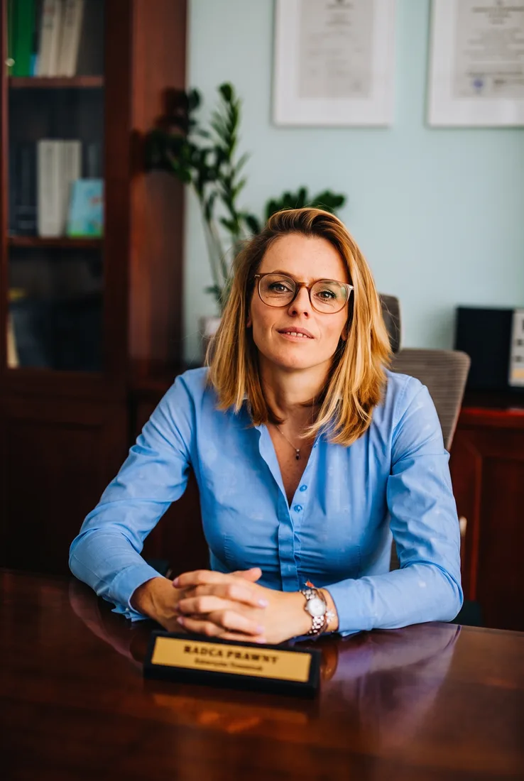 Radca prawny Katarzyna Tomaszuk przy biurku