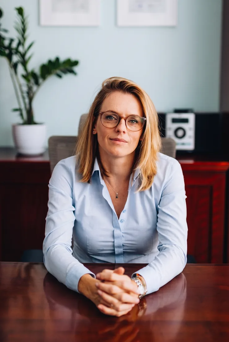 Radca prawny Katarzyna Tomaszuk w swojej kancelarii
