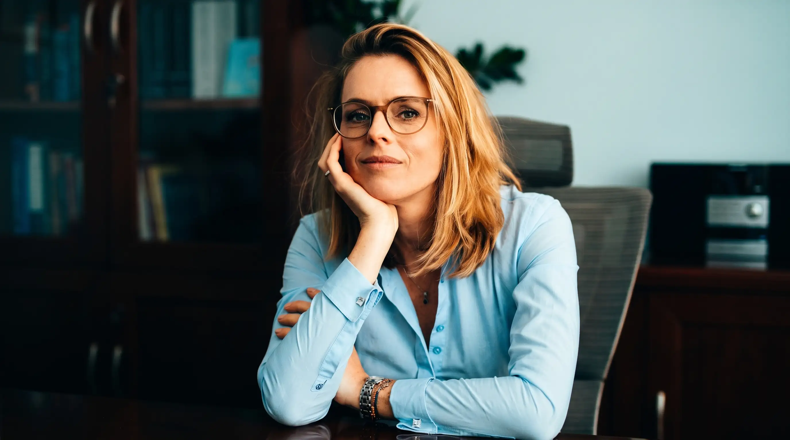 Radca prawny Katarzyna Tomaszuk pracuje nad strategią sprawy