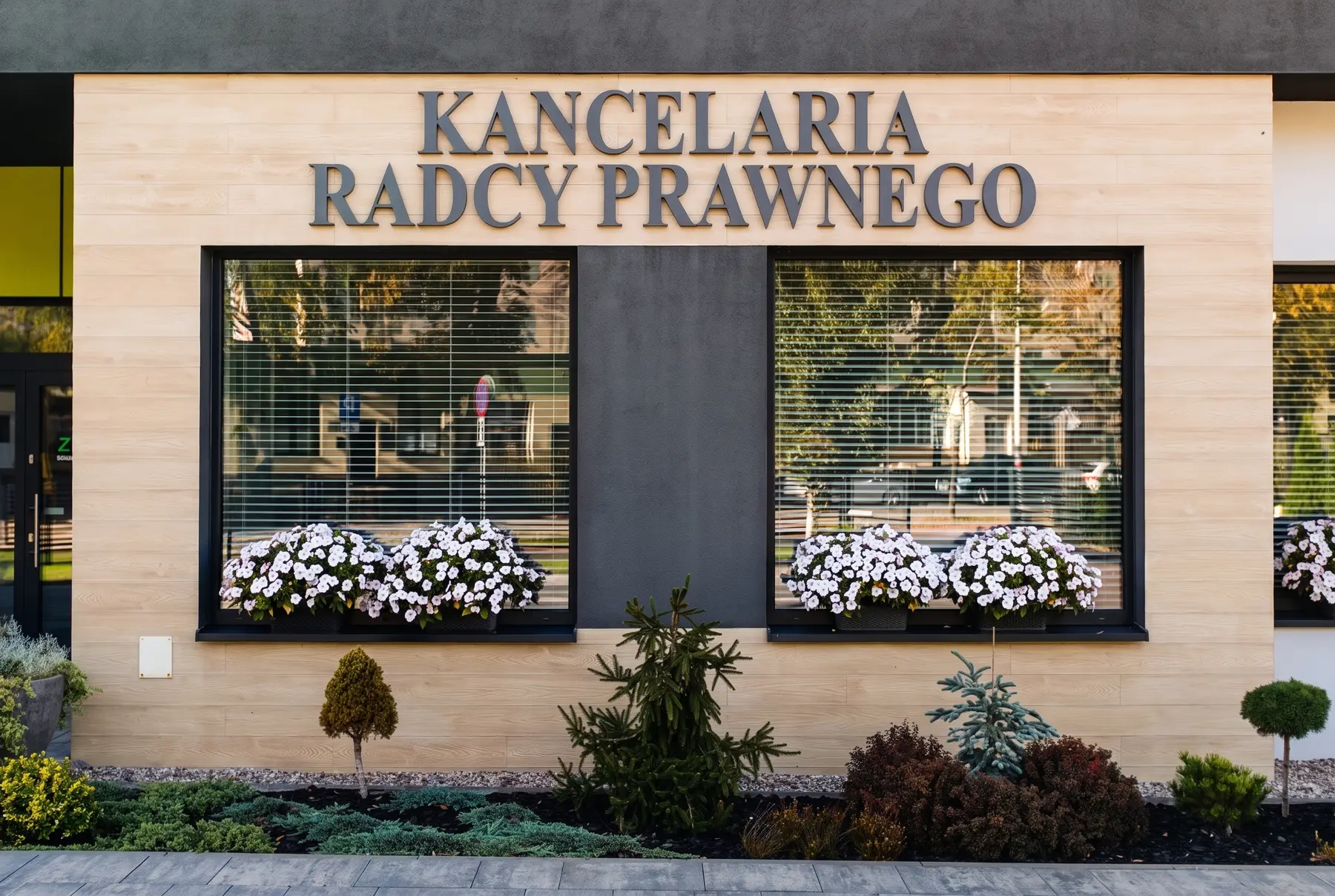 Szyld Kancelarii Radcy Prawnego na budynku